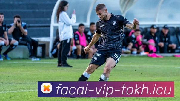 足球明星与记者亲密互动瞬间曝光引发热议与关注